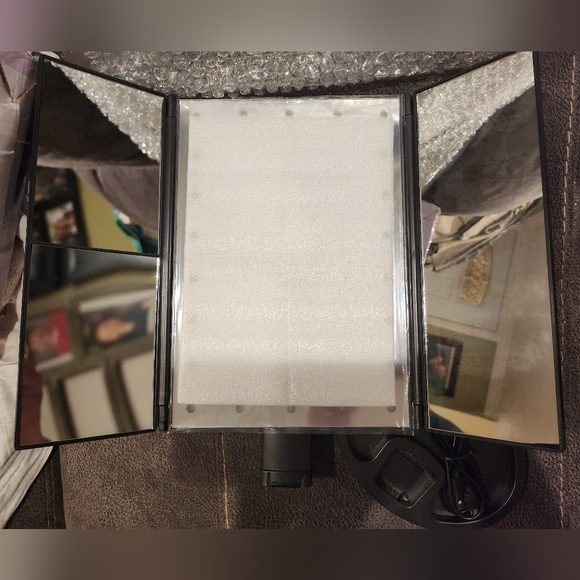 Magnifying mirror with touch sensitive light black new in box - Picture 3 of 6